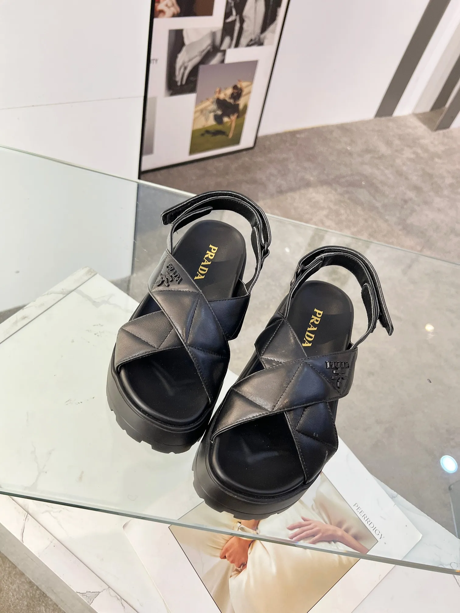 👟👟Ex-factory price 460👟👟 PRADA 2025 vs spring and summer popular sandals series... [Thick-soled double-button sandals] Original 1:1 customization, this year's most fashionable and popular retro British style, simple and elegant, all styles are good-looking, platform thick soles make you slimmer and taller, very comfortable, fashionable and versatile... Many Internet celebrities are on their feet. These platform round-toe thick-soled shoes are very popular this year. They can be worn (increased) for both leisure and leisure. ❶Material: Customized imported calf leather ❷Inner: Customized imported sheepskin ❸Outsole: Original molded ultra-light outsole ❹Sole thickness: 5.5cm ❺Number of yards: 35-40 ❻Packaging: Original full set of packaging ☀Color: Official website updated simultaneously